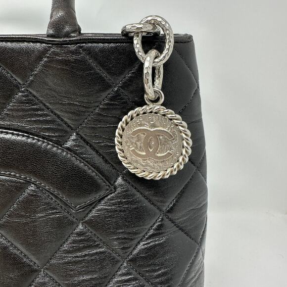 Vintage Chanel Medallion Tote Bag Lambskin Leather Silver Hardware Black Quilted - Picture 3 of 11